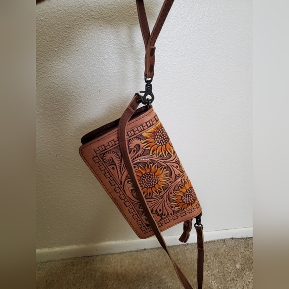 Dodi Jo's Handmade Leather Wristlet/Crossbody Sunflower Wallet - Picture 6 of 15